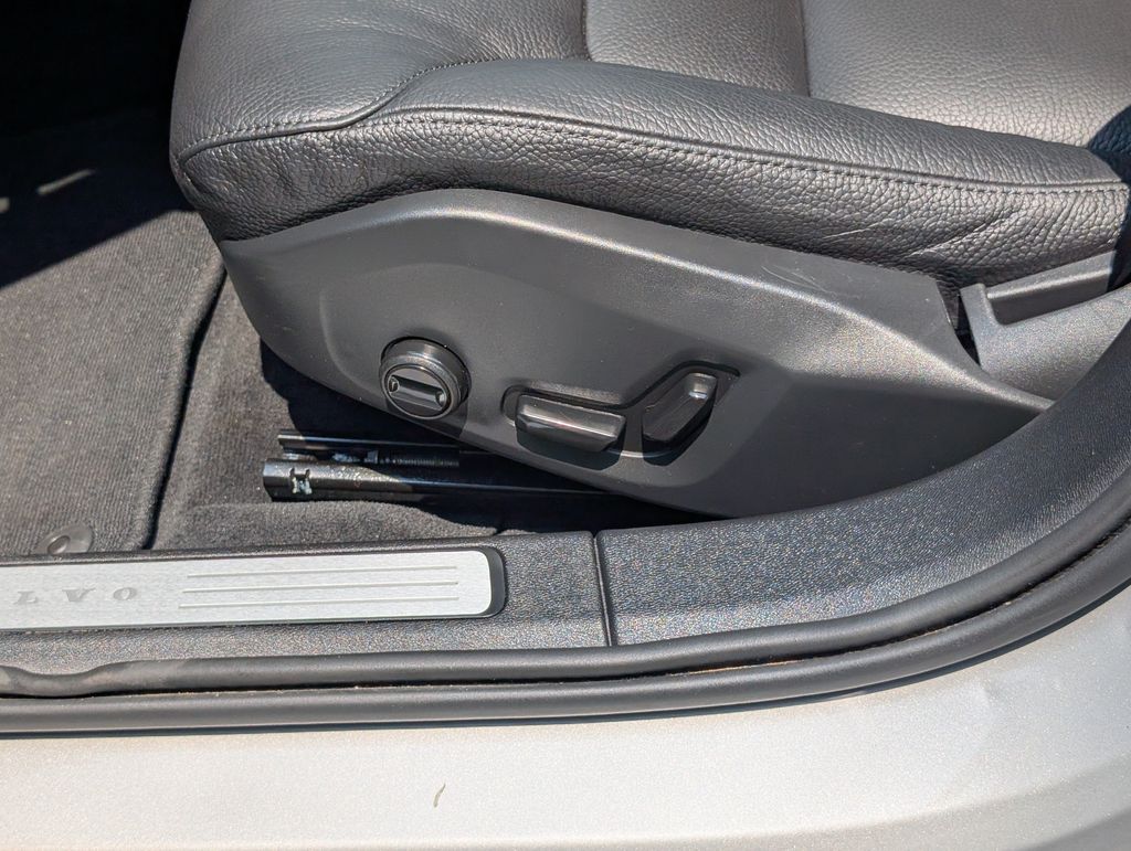 2025 Volvo V60 Cross Country B5 Plus Hunt Valley MD