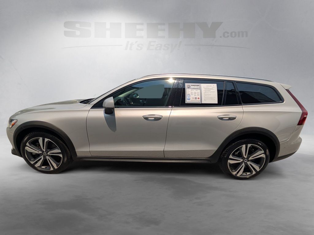 2025 Volvo V60 Cross Country B5 Plus Hunt Valley MD