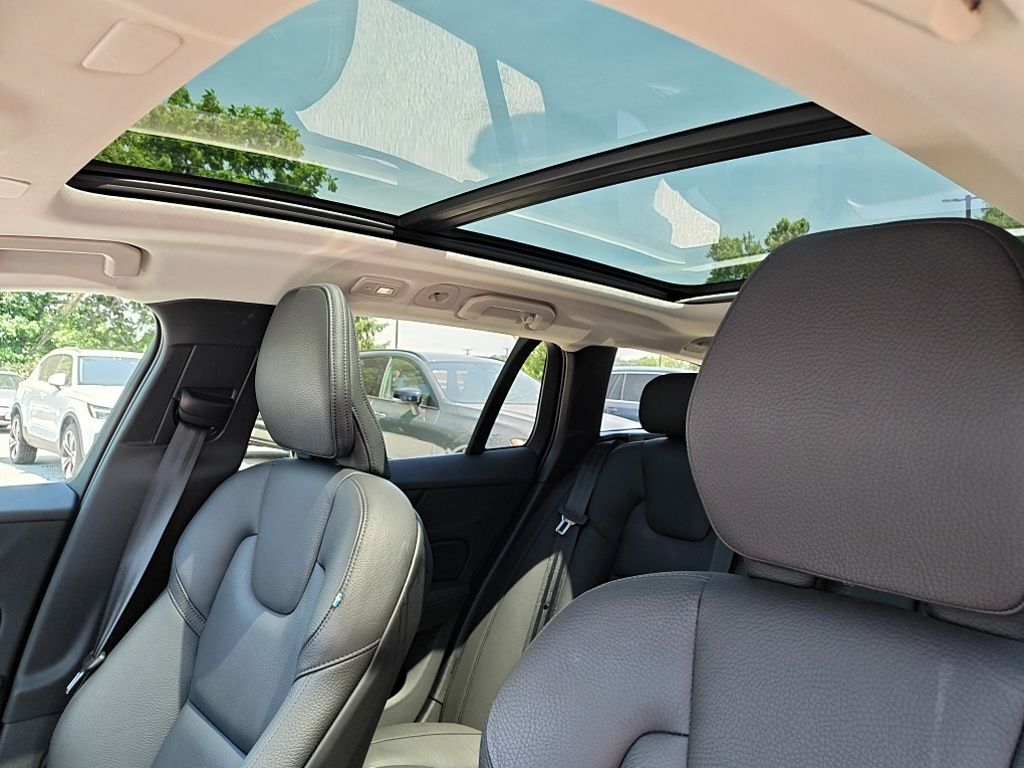 2025 Volvo V60 Cross Country B5 Plus Hunt Valley MD