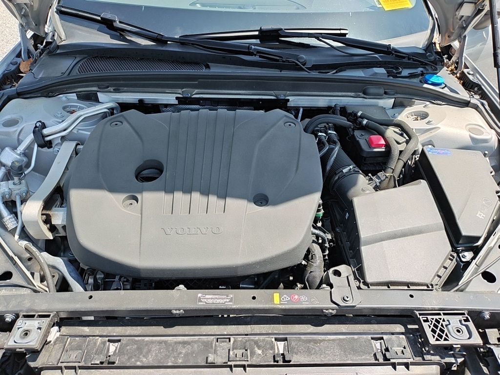 2025 Volvo V60 Cross Country B5 Plus Hunt Valley MD