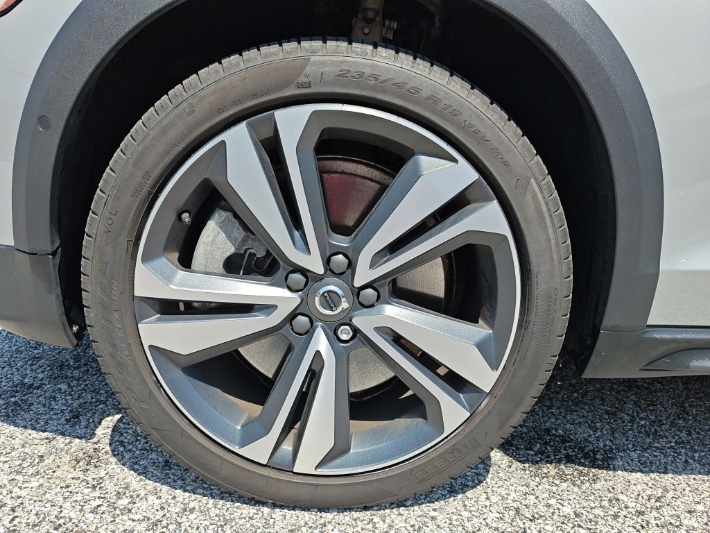 2025 Volvo V60 Cross Country B5 Plus Hunt Valley MD