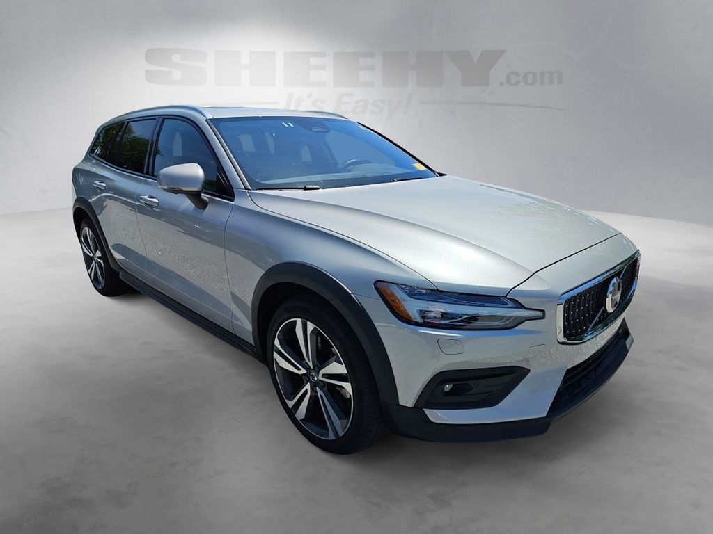 2025 Volvo V60 Cross Country B5 Plus Hunt Valley MD