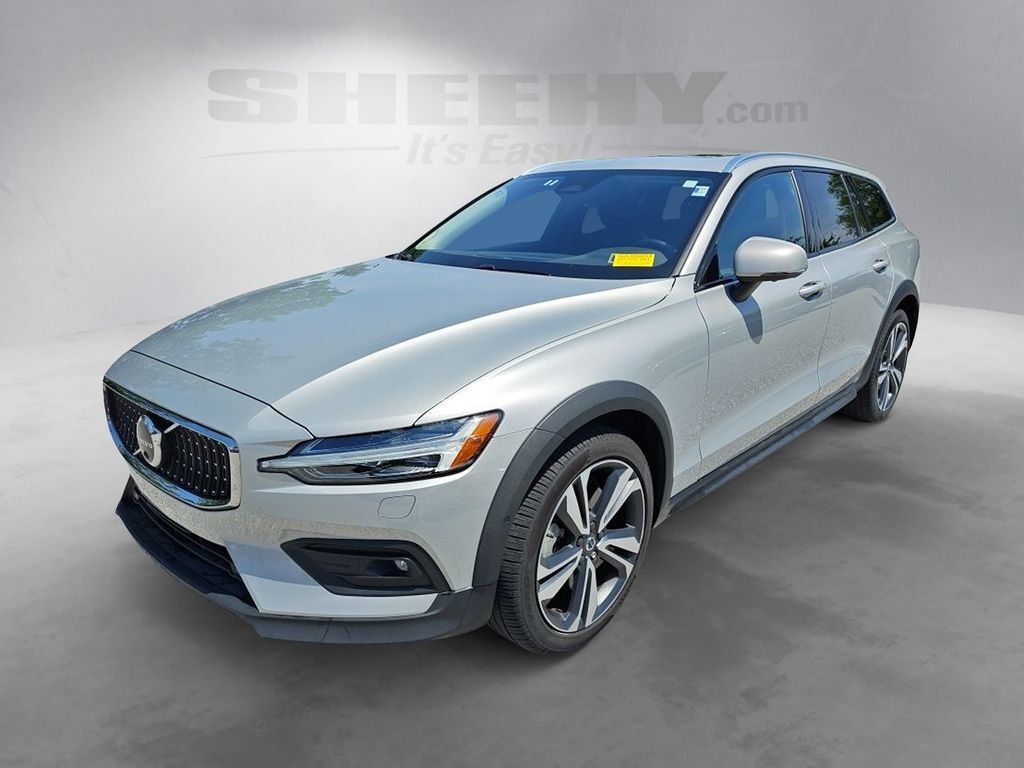2025 Volvo V60 Cross Country B5 Plus Hunt Valley MD