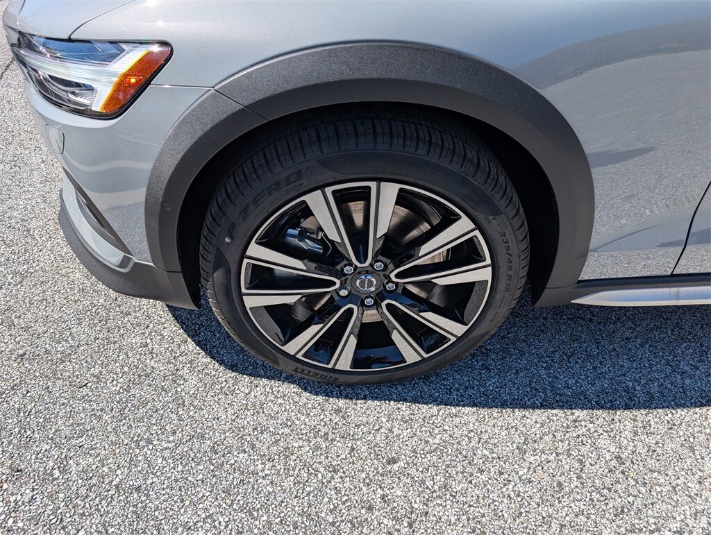 2025 Volvo V60 Cross Country B5 Ultra Hunt Valley MD