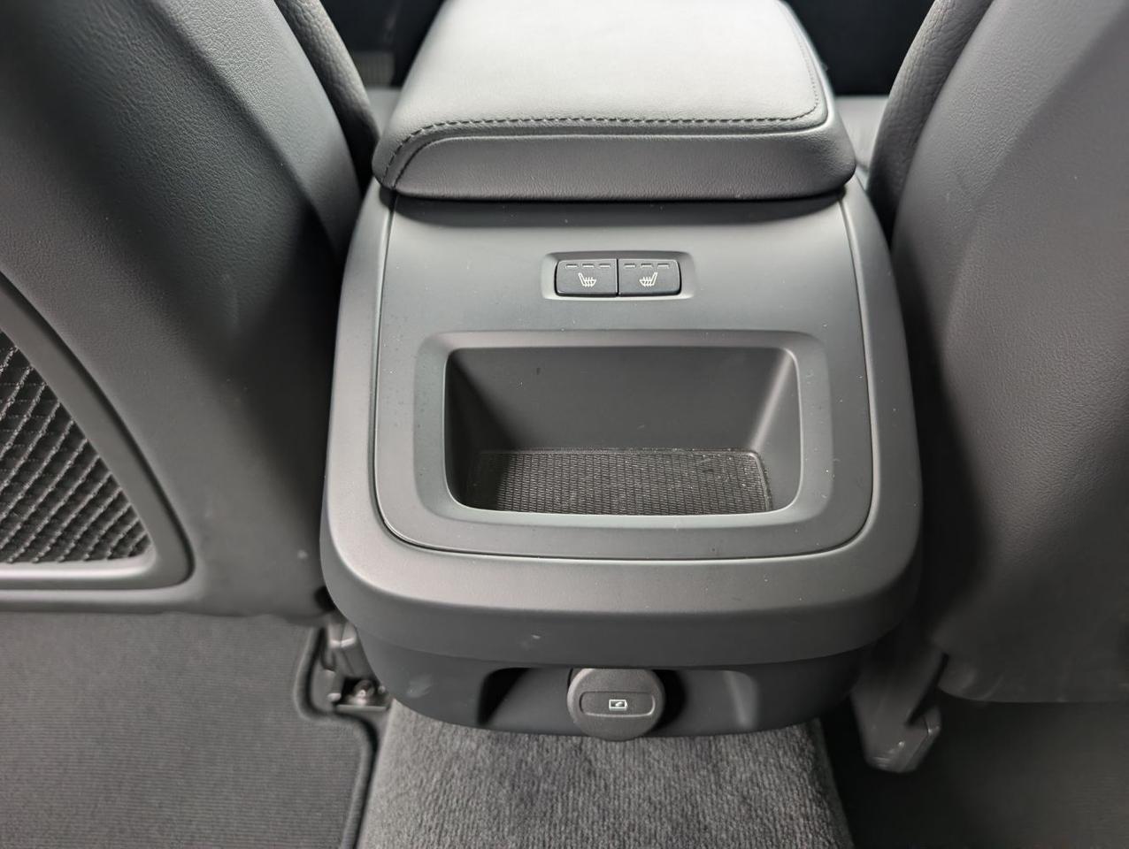 2025 Volvo V60 Cross Country B6 AWD Hybrid PLUS w/High Performance Sound, Pilot Assist, 360 Cam, 4 Heated Seats & Wheel Portland OR