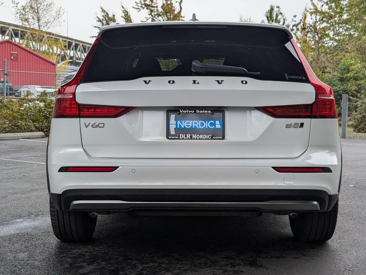 2025 Volvo V60 Cross Country B6 AWD Hybrid PLUS w/High Performance Sound, Pilot Assist, 360 Cam, 4 Heated Seats & Wheel Portland OR