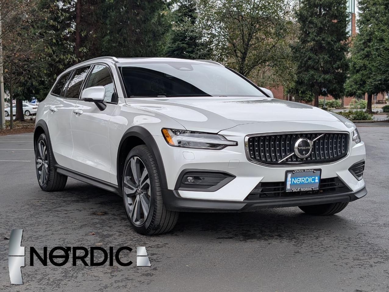2025 Volvo V60 Cross Country B6 AWD Hybrid PLUS w/High Performance Sound, Pilot Assist, 360 Cam, 4 Heated Seats & Wheel Portland OR