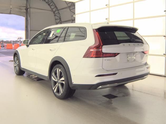2025 Volvo V60 Cross Country B6 AWD Hybrid PLUS w/High Performance Sound, Pilot Assist, 360 Cam, 4 Heated Seats & Wheel Portland OR