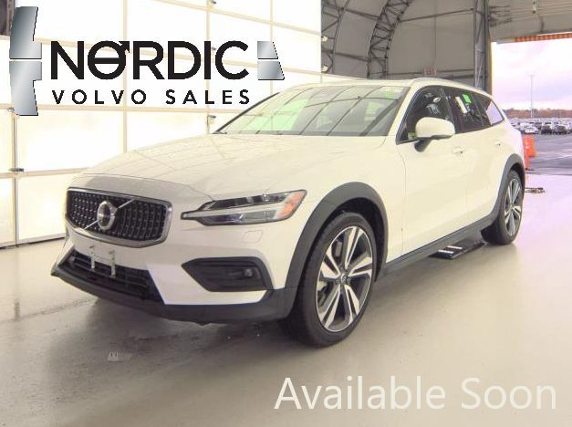 2025 Volvo V60 Cross Country B6 AWD Hybrid PLUS w/High Performance Sound, Pilot Assist, 360 Cam, 4 Heated Seats & Wheel