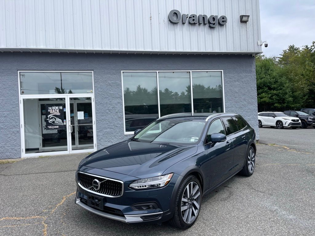 2025 Volvo V90 Cross Country B6