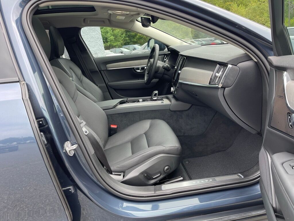 2025 Volvo V90 Cross Country B6 Orange MA