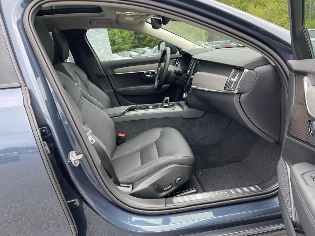 2025 Volvo V90 Cross Country B6 Orange MA