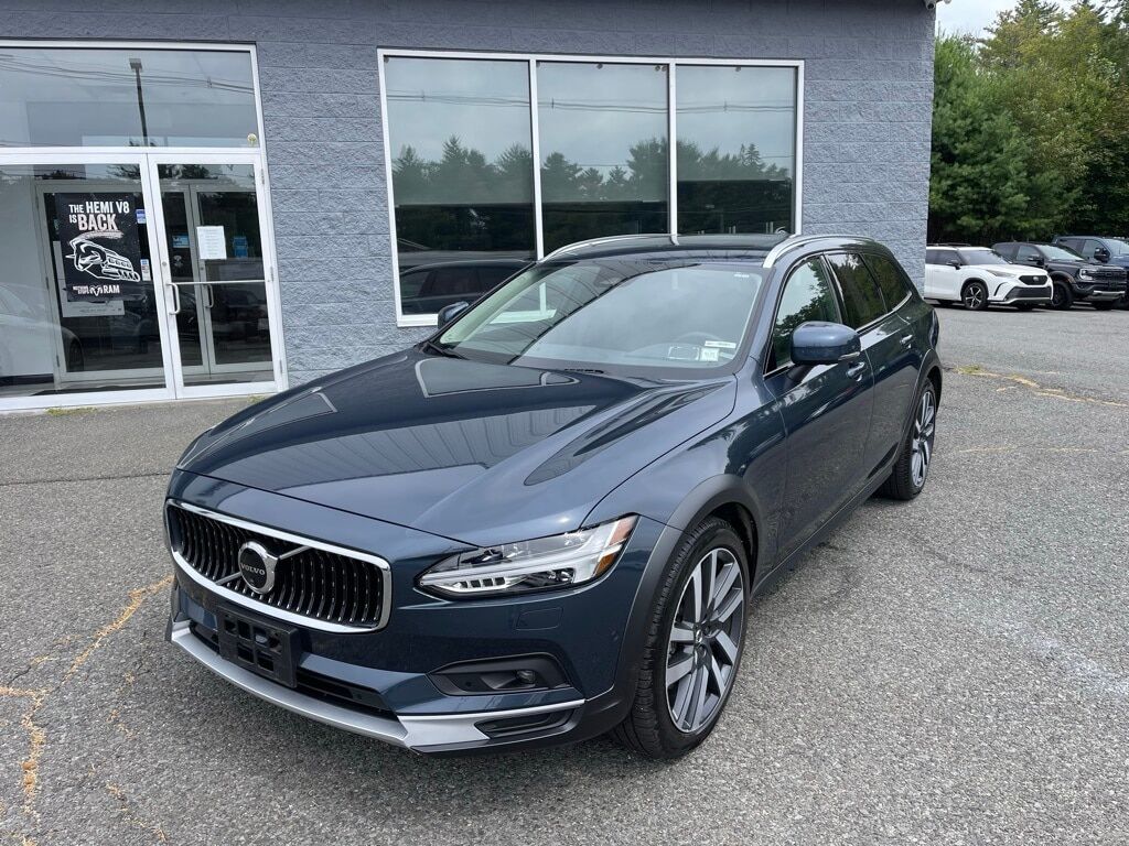 2025 Volvo V90 Cross Country B6 Orange MA