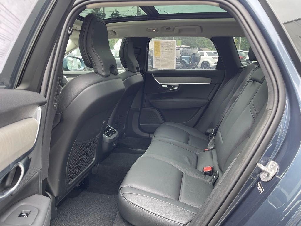 2025 Volvo V90 Cross Country B6 Orange MA