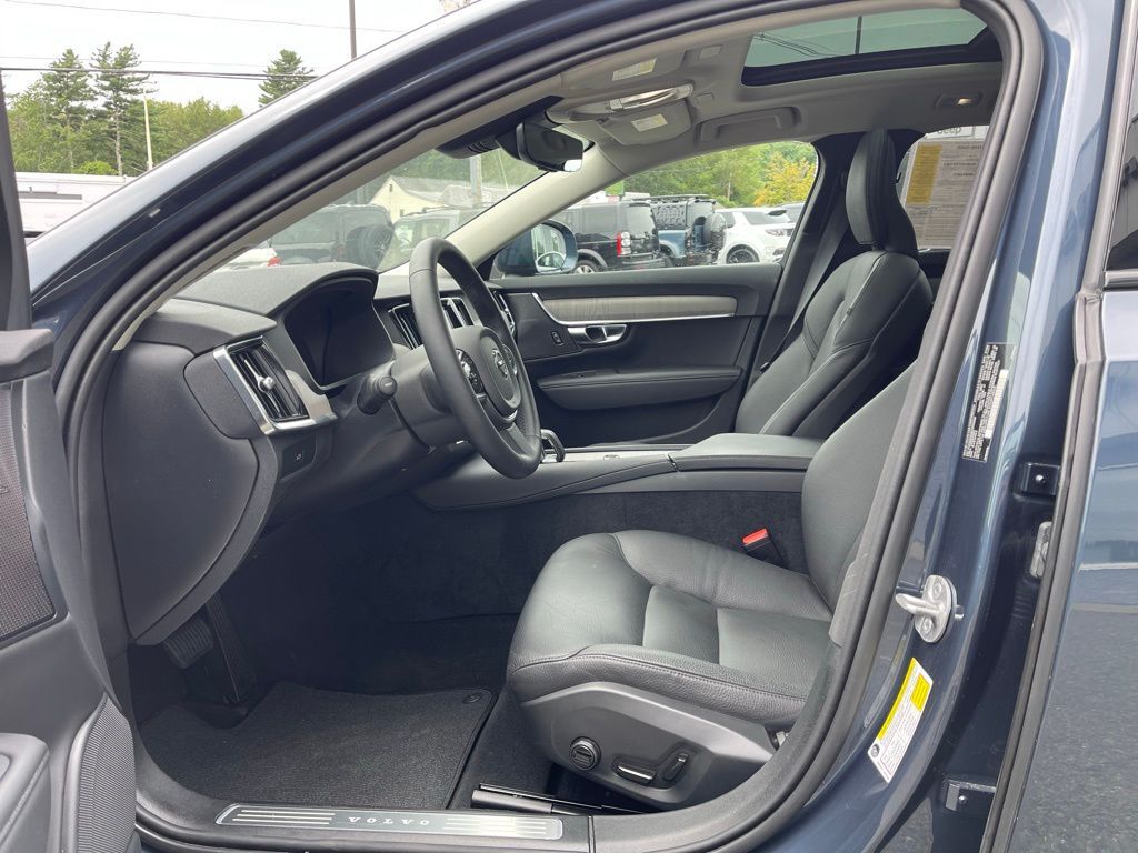 2025 Volvo V90 Cross Country B6 Orange MA