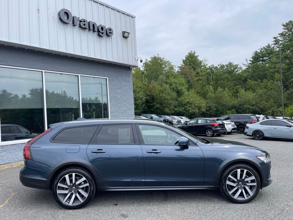 2025 Volvo V90 Cross Country B6 Orange MA