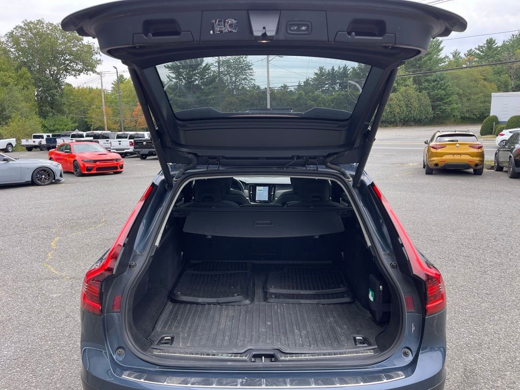 2025 Volvo V90 Cross Country B6 Orange MA