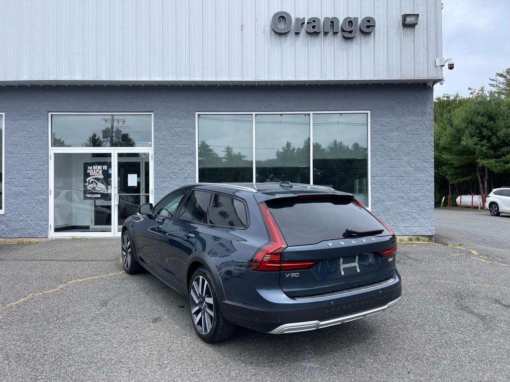 2025 Volvo V90 Cross Country B6 Orange MA