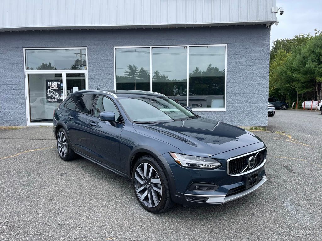2025 Volvo V90 Cross Country B6 Orange MA