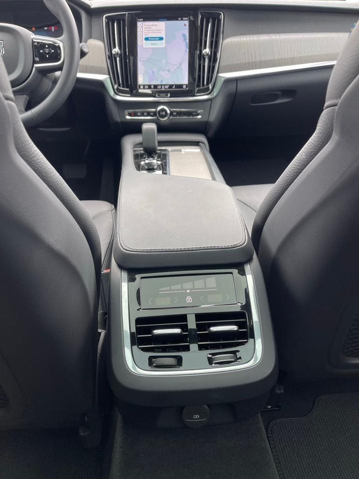 2025 Volvo V90 Cross Country B6 Orange MA