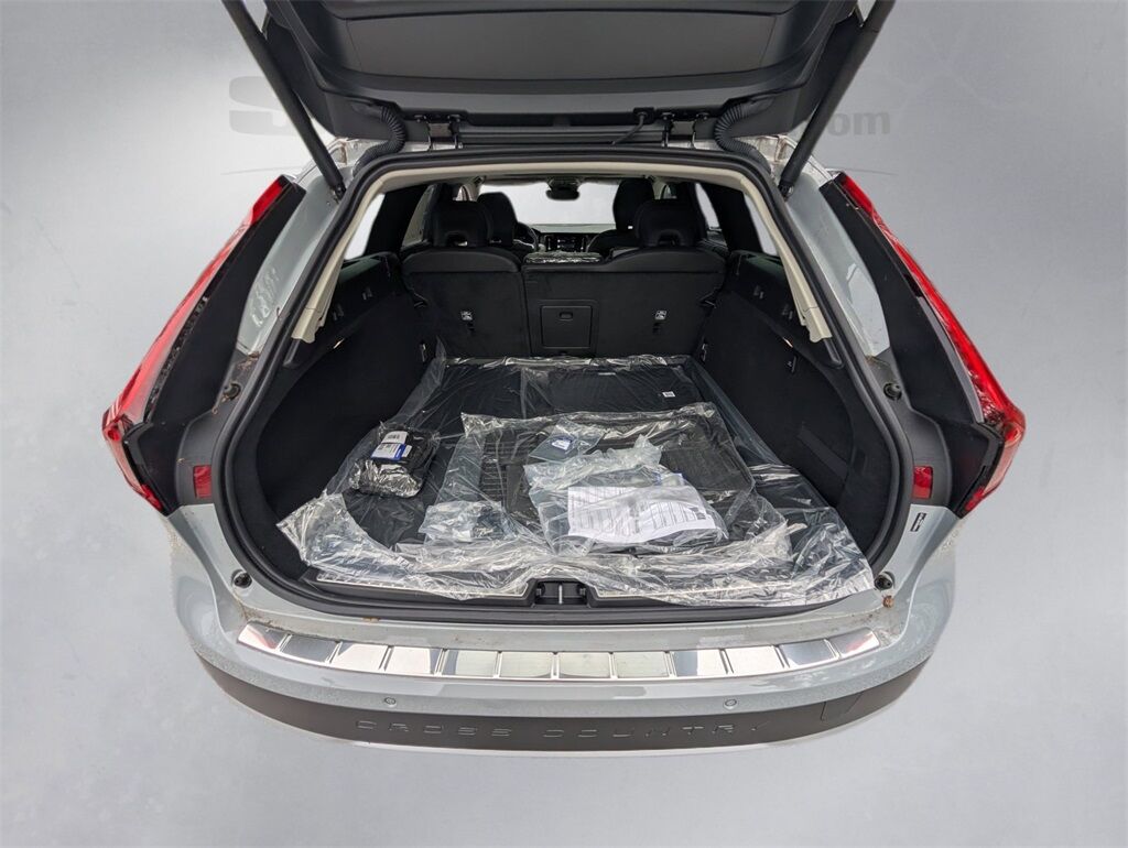 2025 Volvo V90 Cross Country B6 Hunt Valley MD