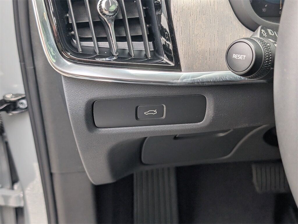 2025 Volvo V90 Cross Country B6 Hunt Valley MD