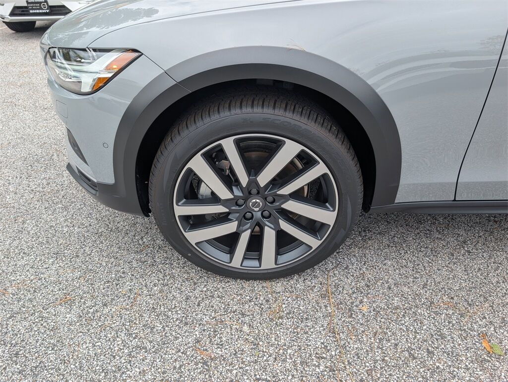 2025 Volvo V90 Cross Country B6 Hunt Valley MD