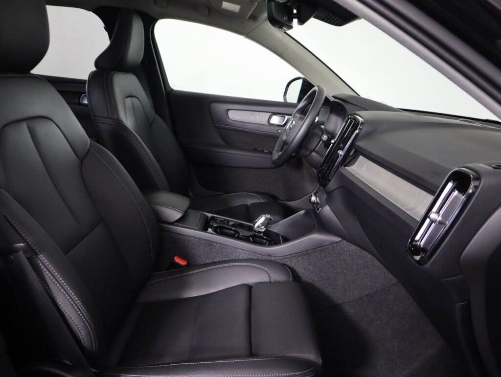 2025 Volvo XC40 AWD Plus Bright Theme Maumee OH