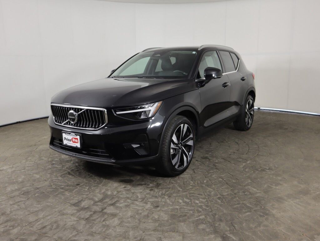 2025 Volvo XC40 AWD Plus Bright Theme Maumee OH