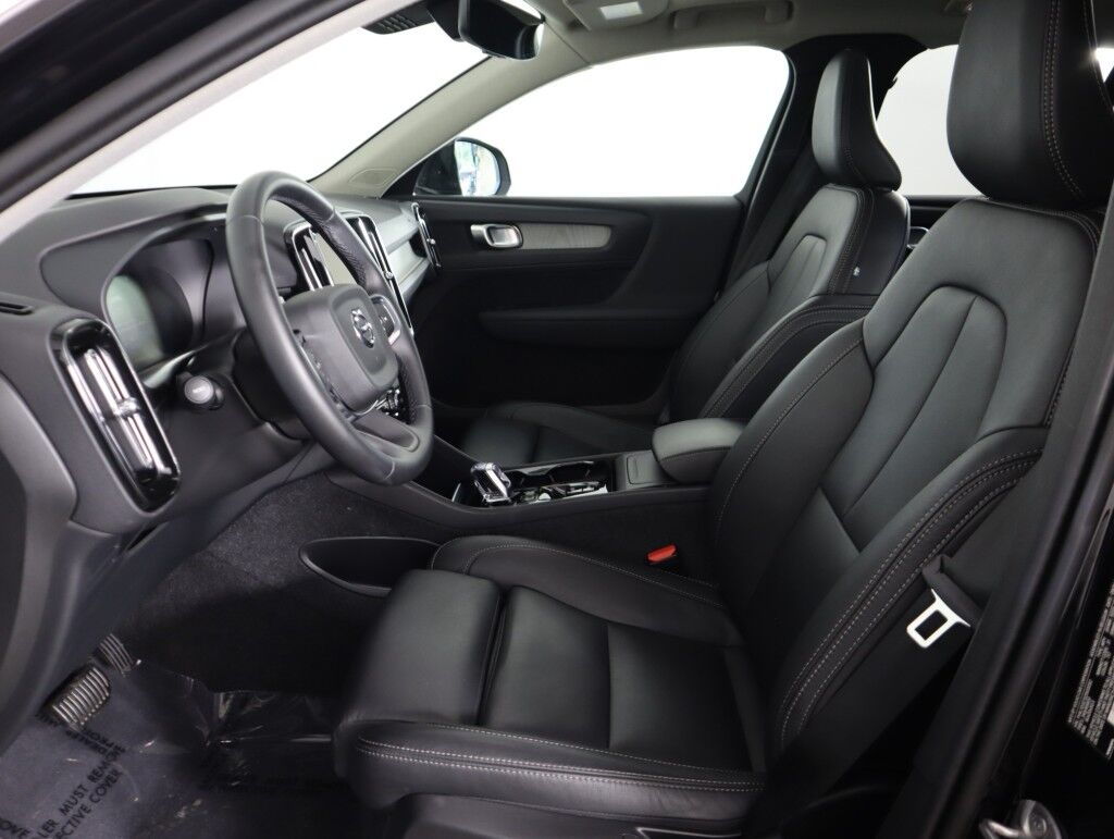 2025 Volvo XC40 AWD Plus Bright Theme Maumee OH
