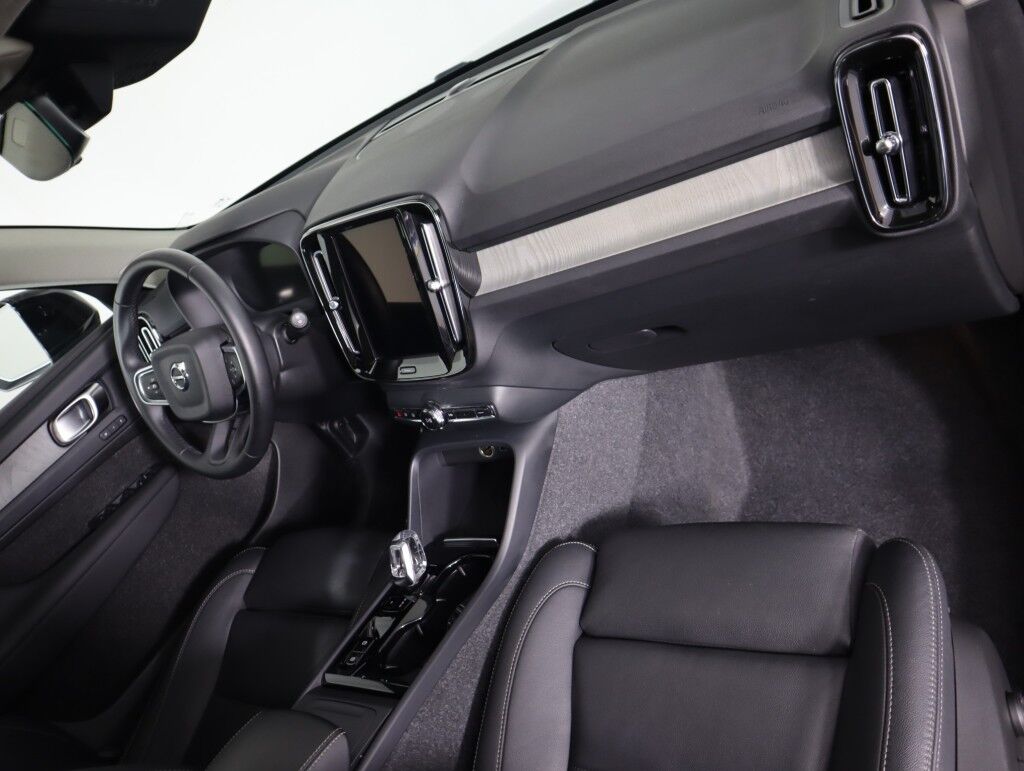 2025 Volvo XC40 AWD Plus Bright Theme Maumee OH