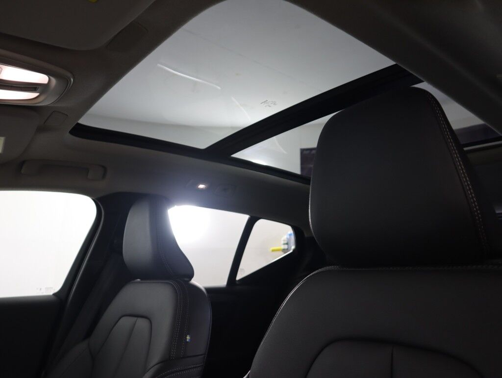 2025 Volvo XC40 AWD Plus Bright Theme Maumee OH