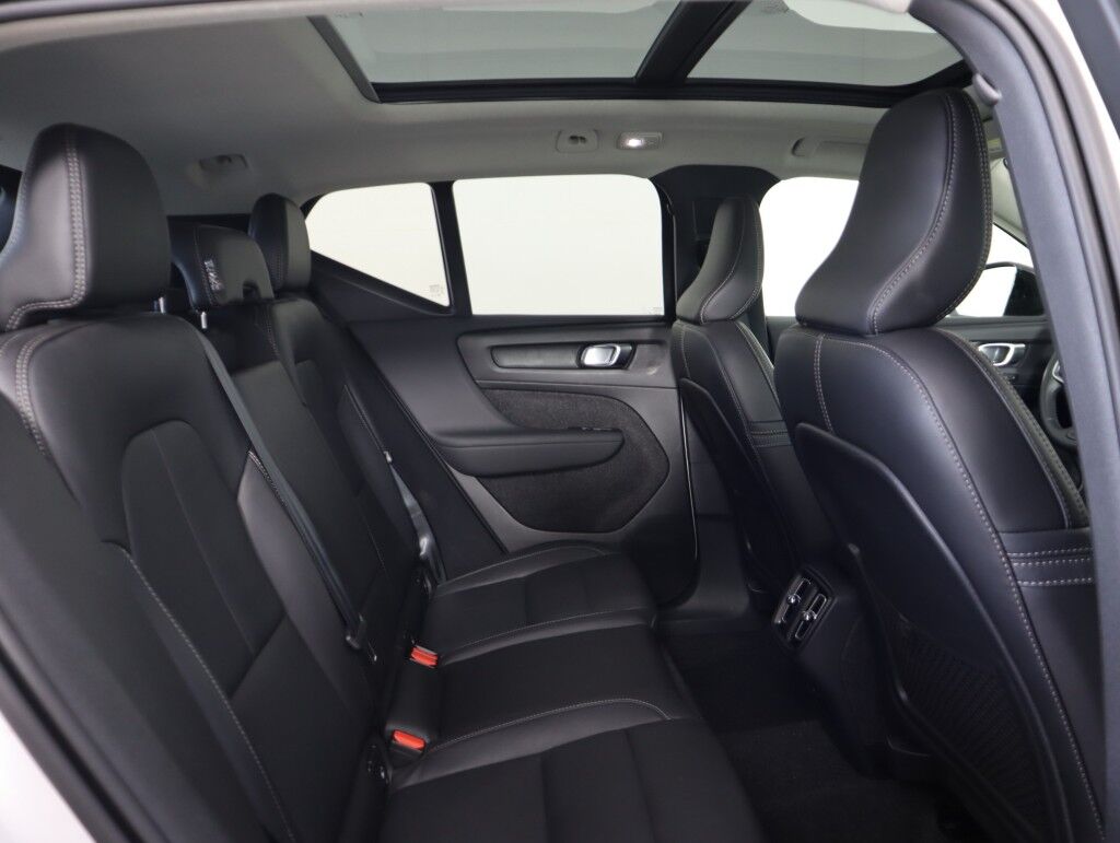 2025 Volvo XC40 AWD Plus Dark Theme Maumee OH