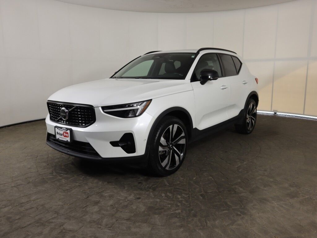 2025 Volvo XC40 AWD Plus Dark Theme Maumee OH