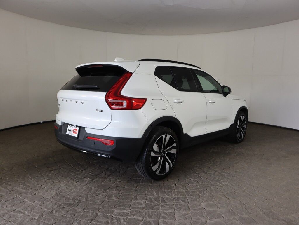 2025 Volvo XC40 AWD Plus Dark Theme Maumee OH