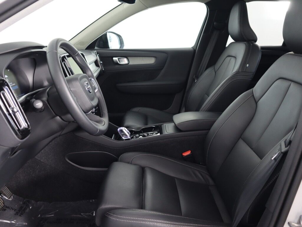 2025 Volvo XC40 AWD Plus Dark Theme Maumee OH