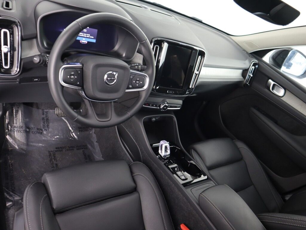 2025 Volvo XC40 AWD Plus Dark Theme Maumee OH
