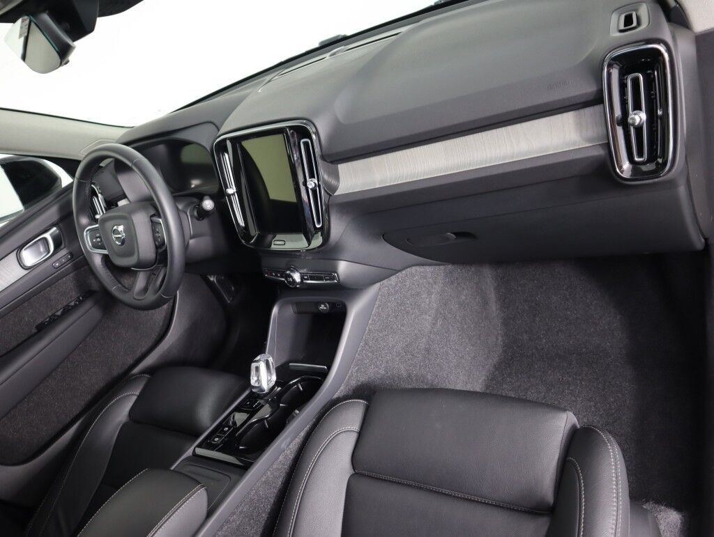 2025 Volvo XC40 AWD Plus Dark Theme Maumee OH