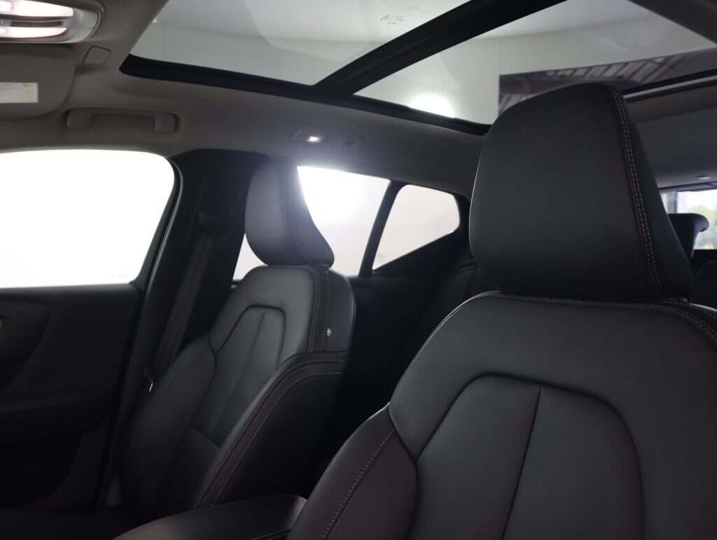 2025 Volvo XC40 AWD Plus Dark Theme Maumee OH