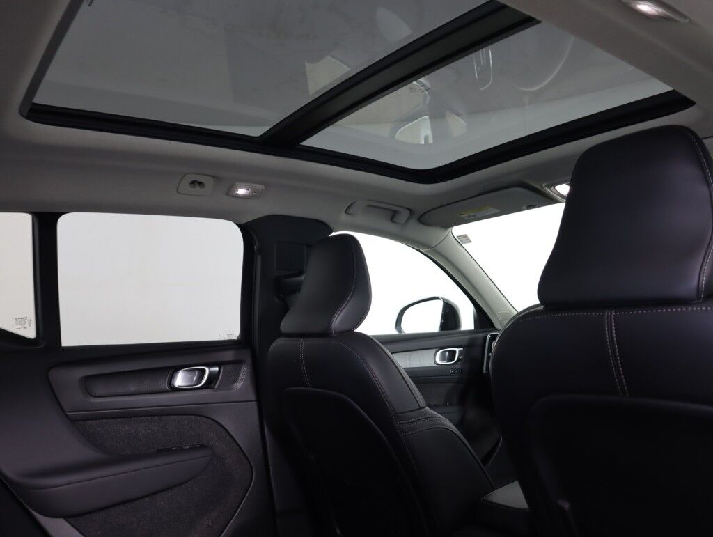 2025 Volvo XC40 AWD Plus Dark Theme Maumee OH