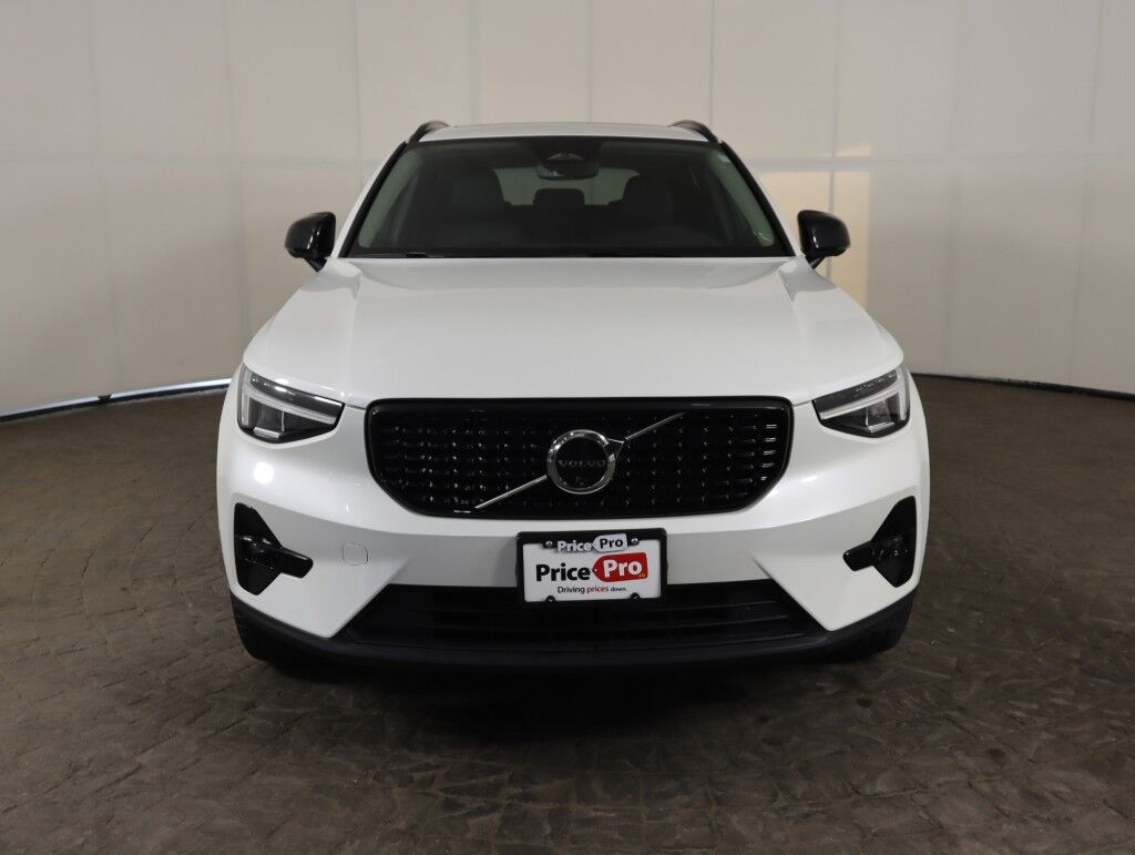 2025 Volvo XC40 AWD Plus Dark Theme Maumee OH