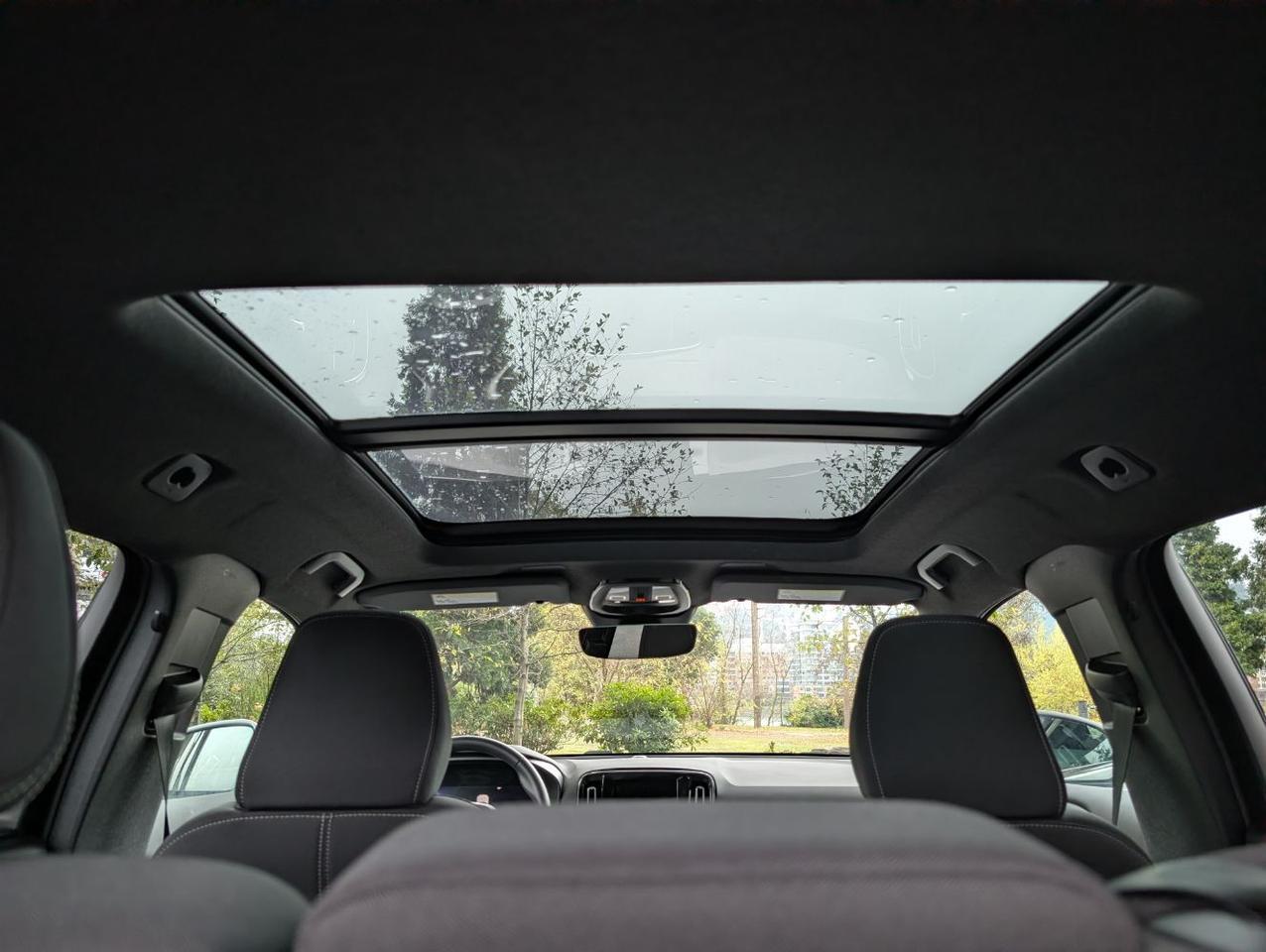 2025 Volvo XC40 B5 AWD Hybrid CORE w/High Performance Audio, Pano Roof, Android/Carplay & Heated Seats Portland OR