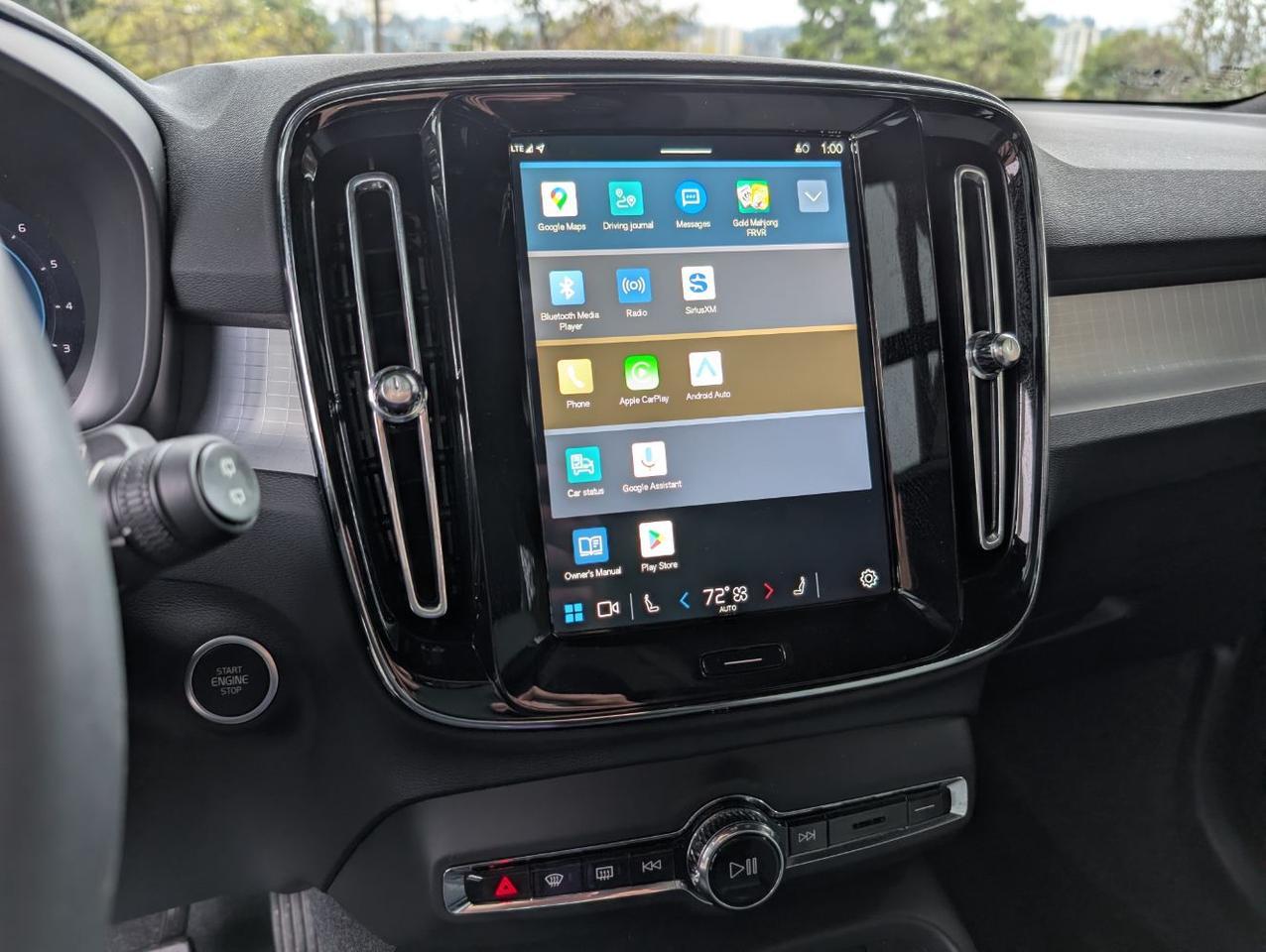 2025 Volvo XC40 B5 AWD Hybrid CORE w/High Performance Audio, Pano Roof, Android/Carplay & Heated Seats Portland OR