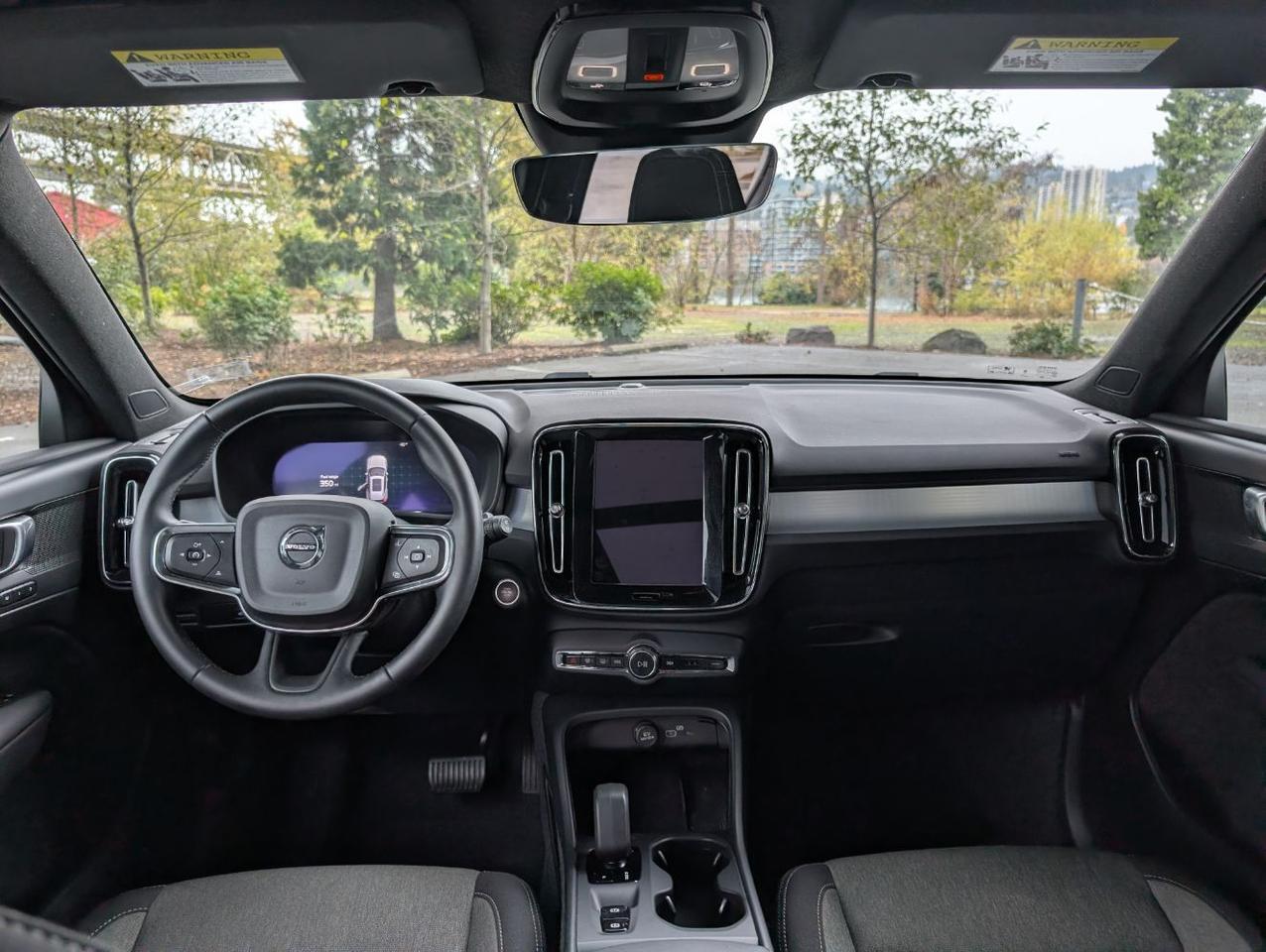 2025 Volvo XC40 B5 AWD Hybrid CORE w/High Performance Audio, Pano Roof, Android/Carplay & Heated Seats Portland OR