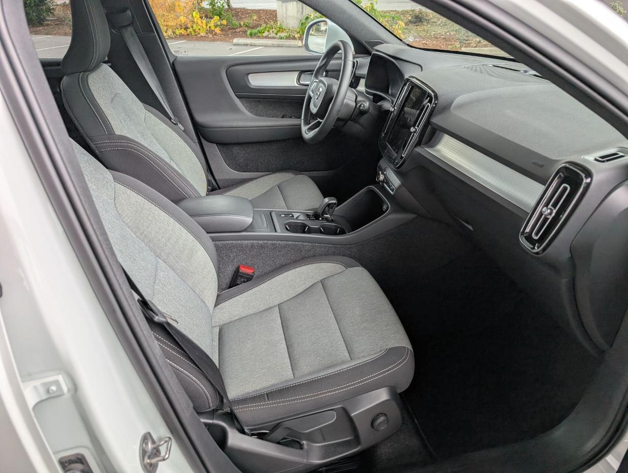 2025 Volvo XC40 B5 AWD Hybrid CORE w/High Performance Audio, Pano Roof, Android/Carplay & Heated Seats Portland OR