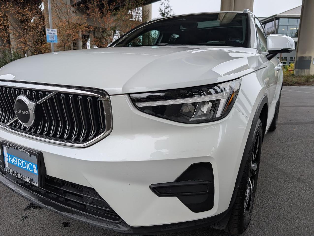 2025 Volvo XC40 B5 AWD Hybrid CORE w/High Performance Audio, Pano Roof, Android/Carplay & Heated Seats Portland OR