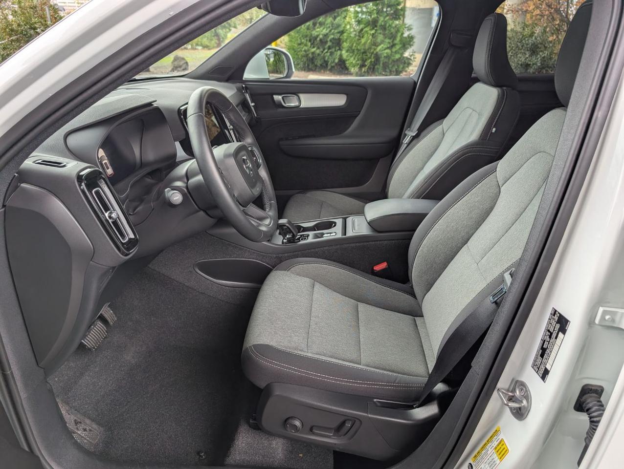 2025 Volvo XC40 B5 AWD Hybrid CORE w/High Performance Audio, Pano Roof, Android/Carplay & Heated Seats Portland OR