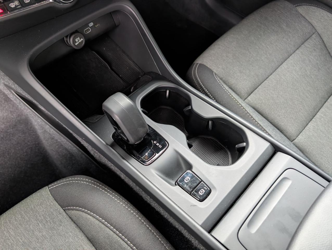 2025 Volvo XC40 B5 AWD Hybrid CORE w/High Performance Audio, Pano Roof, Android/Carplay & Heated Seats Portland OR