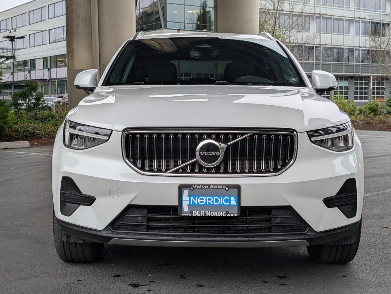 2025 Volvo XC40 B5 AWD Hybrid CORE w/High Performance Audio, Pano Roof, Android/Carplay & Heated Seats Portland OR