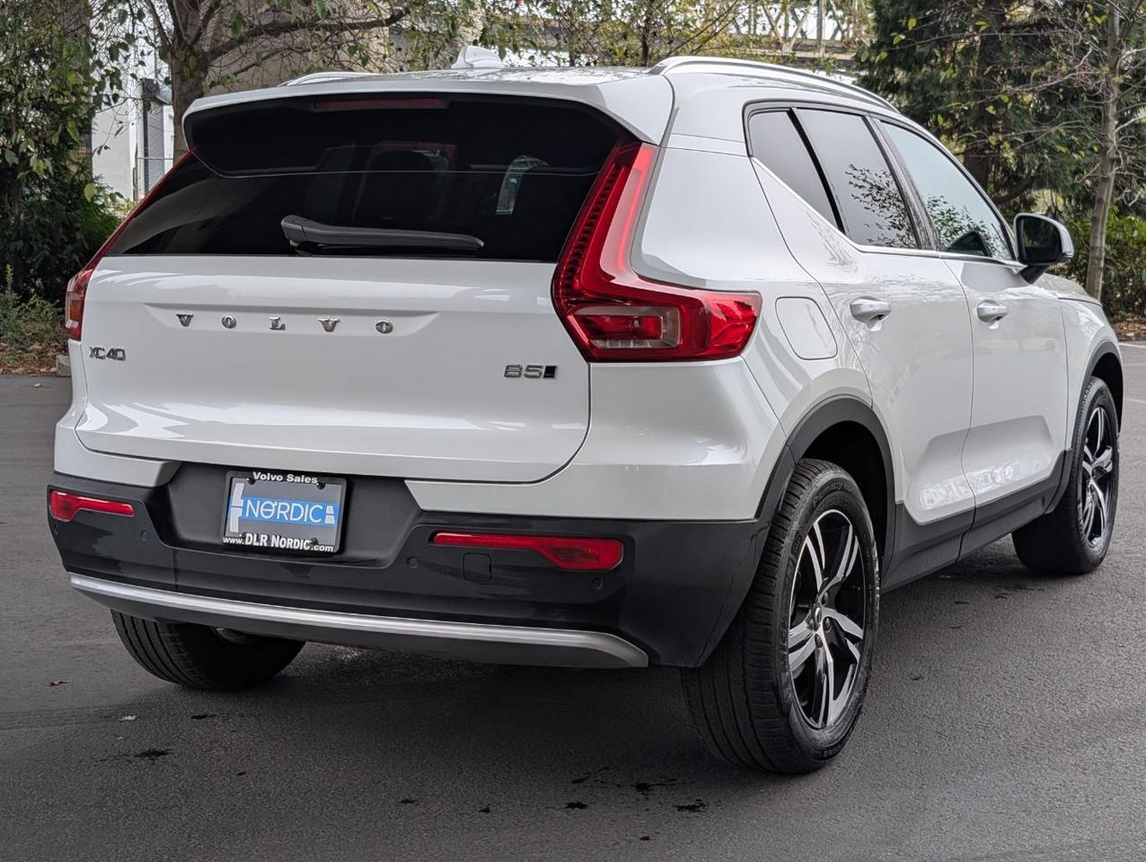 2025 Volvo XC40 B5 AWD Hybrid CORE w/High Performance Audio, Pano Roof, Android/Carplay & Heated Seats Portland OR